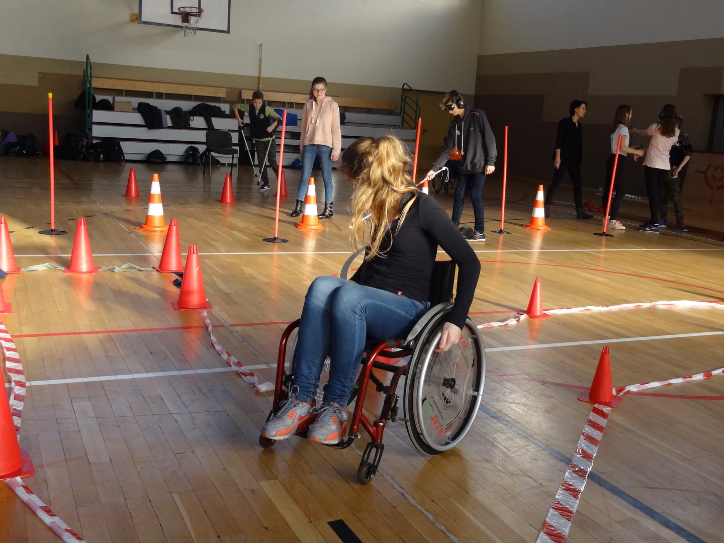 młoda kobieta na wózku inwalidzkim